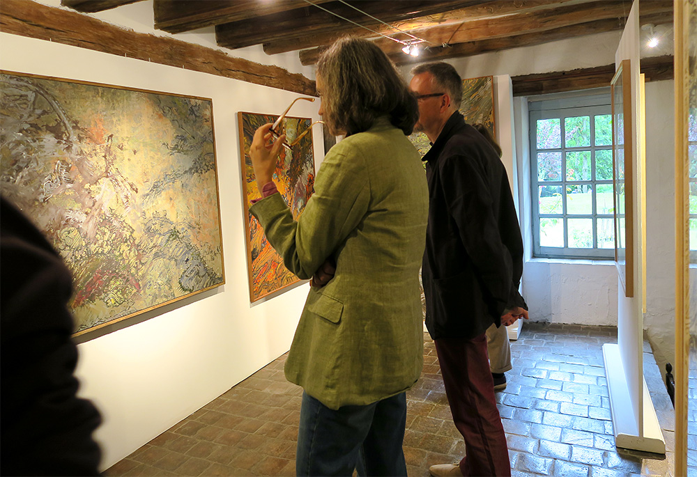 Visiteurs au cours d'une exposition d'oeuvres de Raymomd Humbert.
